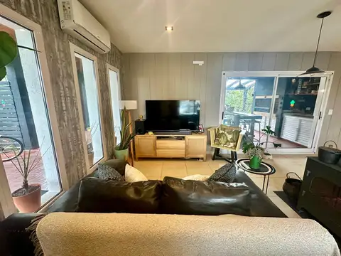 Casa 5 ambientes con 2 baños
