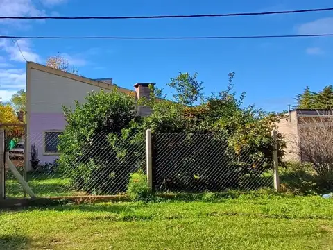 CASA CUATRO DORMITORIOS  CON GRAN PATIO VERDE 