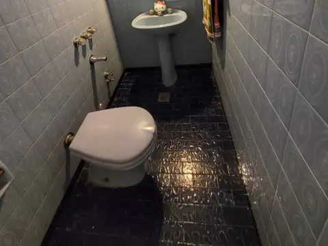 VENTA EN BLOCK EXCELENTE CASA MULTIFAMILIAR SIN SUBDIVIDIR SOBRE LOTE 8,80x27,80