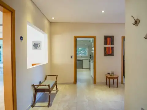 Casa 6 ambientes con 2 baños