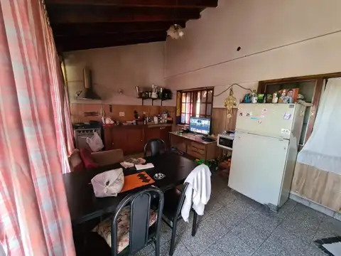 Amplio local + 2 viviendas sobre Av. Yrigoyen al 21300, Glew