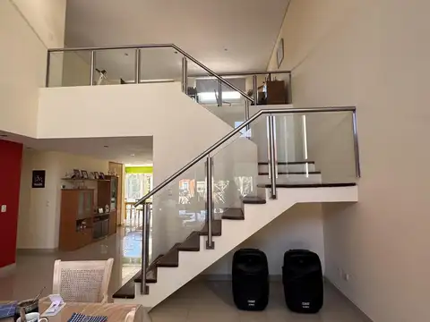Casa en Venta con 5 cocheras