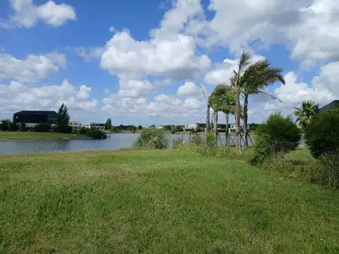 Terreno Central de 1000 m² con acceso a la Laguna – Barrio San Sebastián – Área 9 Lote 252 .
