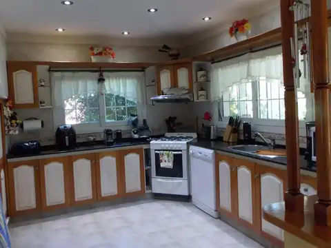 Casa 5 ambientes con 3 baños