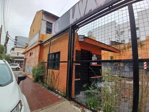 Local en esquina con terreno propio a mts de la estación