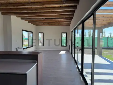 Casa 4 ambientes con 2 baños