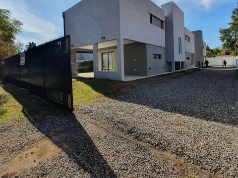 Casa en venta - 3 Dormitorios 3 Baños - 252Mts2 - Villa Quisquizate, Córdoba