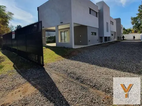 Casa en venta - 3 Dormitorios 3 Baños - 252Mts2 - Villa Quisquizate, Córdoba