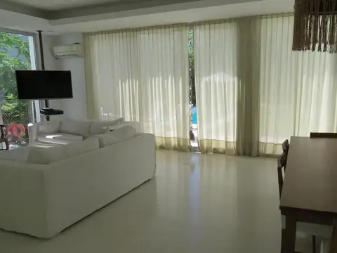 Casa 7 ambientes con 2 baños