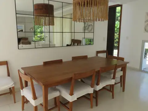 Casa en Alquiler Temporal con 4 cocheras