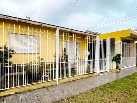 VENTA CASA 3 AMBIENTES CON QUINCHO Y PARQUE