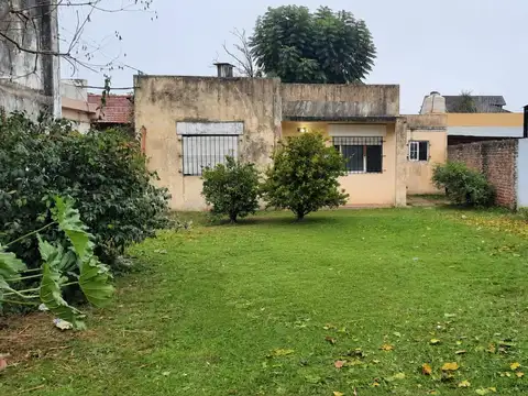 VENTA CASA 3 AMB A REFACCIONAR LOTE 400 M2 LUJAN