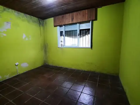 VENTA CASA 3 AMB A REFACCIONAR LOTE 400 M2 LUJAN