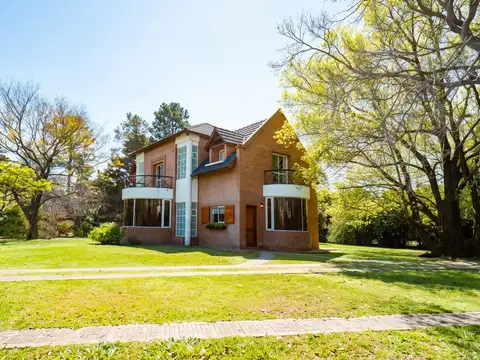 Casa 3 dormitorios con quincho y amplio parque en country carlos pellegrini