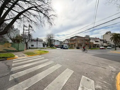 VENTA LOCAL EN PH EN ESQUINA + ESPACIO AÉREO PROPIO – VILLA BOSCH