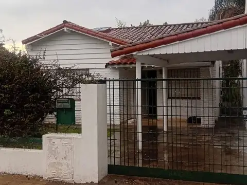 CASA EN VENTA 4 AMBIENTES  MORENO CENTRO