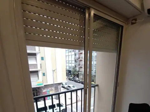 Venta 1 amb a la calle con Balcón corrido Centro