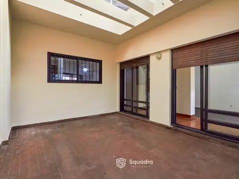 VENTA | PERMUTA - Casa de dos plantas, 3 dormitorios, jardín, terraza y cochera - Barrio Echesortu,