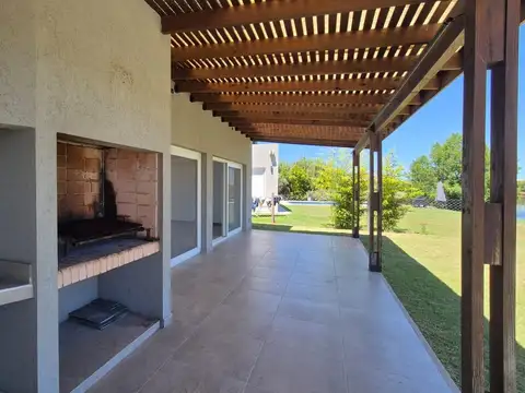 VENTA Casa en super lote a la laguna, en Canton Golf en cul de sac