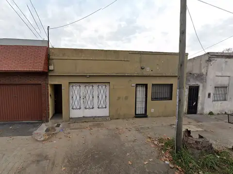 EN VENTA EN CASEROS ZONA NORTE CASA AL FRENTE DE 3 AMB. CON GARAGE, PATIO Y TERRAZA - FICHA 9978