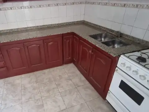 EN VENTA EN CASEROS ZONA NORTE CASA AL FRENTE DE 3 AMB. CON GARAGE, PATIO Y TERRAZA - FICHA 9978