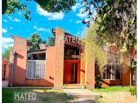 AMPLIA CASA EN MUY BUENA ZONA RESIDENCIAL