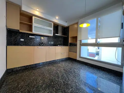 Departamento de 3 ambientes de categoría  en alquiler en Caballito con cochera