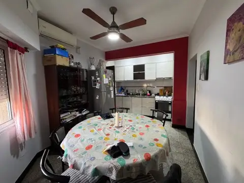 Casa 8 ambientes con 2 baños
