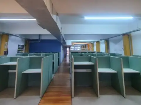 Oficina en Alquiler con cochera en Venezuela al 1900