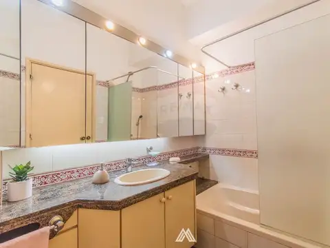 Casa 9 ambientes con 3 baños