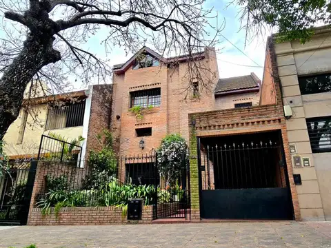 CASA CON COCHERA, PATIO Y PLAYROOM – VILLA URQUIZA