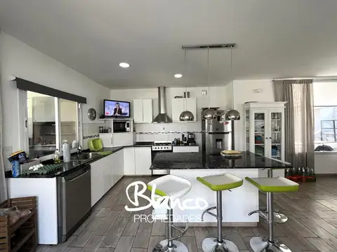 Casa 5 ambientes con 4 baños