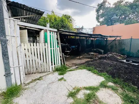 Venta de terreno con 5 propiedades en Los Hornos