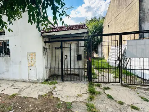Venta de terreno con 5 propiedades en Los Hornos