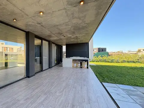Venta | Casa de 4 dormitorios en Riberas | Playroom, pileta y galería