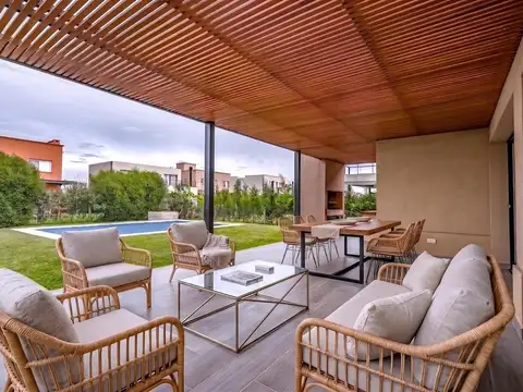 Lindisima casa con jardín en cul-de-sac en el Barrio Araucarias - Oport. Financ.- Puertos del Lago.