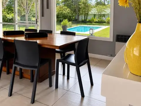 Casa en Alquiler con 3 cocheras