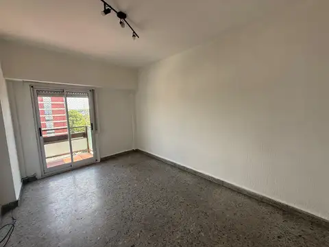 DEPARTAMENTO 3 AMBIENTES AL FRENTE CON BALCON - SUPER LUMINOSO