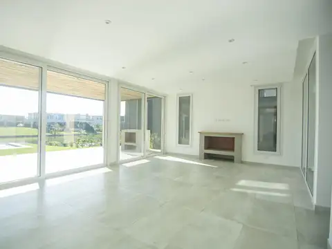 Casa 8 ambientes con 4 baños