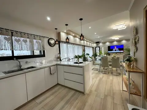 Casa en Venta con 2 cocheras