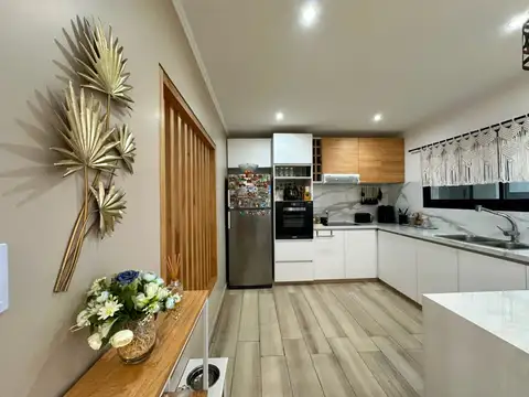 Casa 4 ambientes con 2 baños