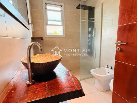 Casa en Venta con 3 cocheras