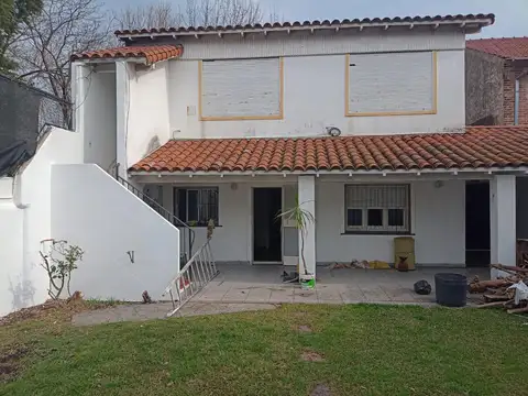 Casa en Alquiler con 3 cocheras
