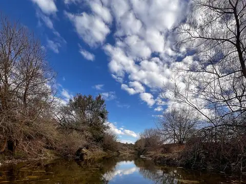 VENTA CAMPO CON VERTIENTE PROPIA  CERCANO CERRO PELADO CALAMUCHITA 125 HA