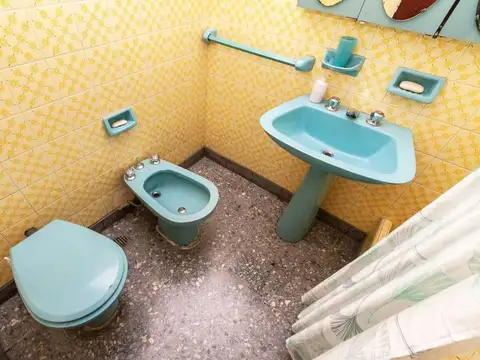 Casa 3 ambientes, patio,galpón y terraza libre.