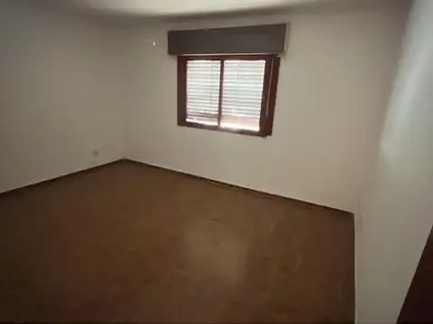 Casa de planta baja en alquiler con patio. Zona sur.