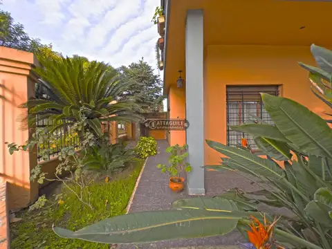 Casa en Venta con 2 cocheras