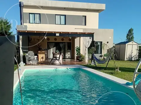 Casa en Venta con 2 cocheras
