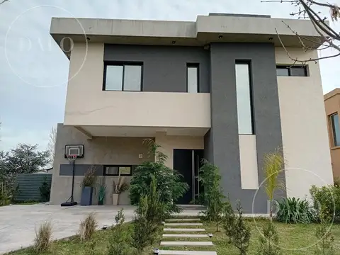 Casa 4 ambientes con 3 baños