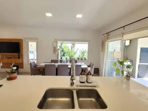 Casa 4 ambientes con 2 baños